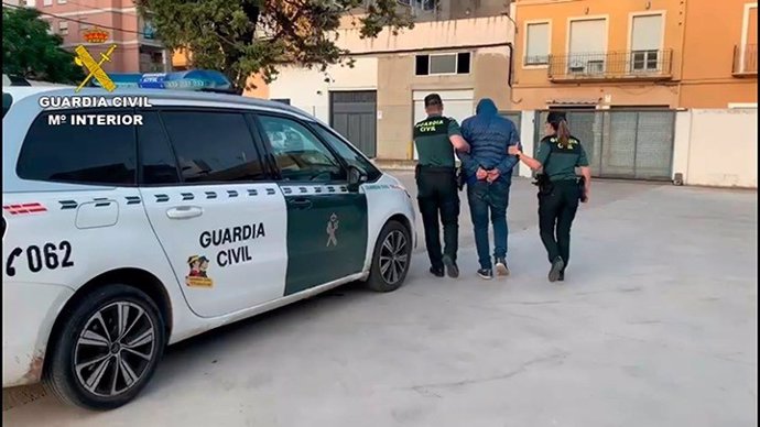 Detenido un hombre por robar a una persona tras propinarle puñetazos y arrojarla al suelo en Silla