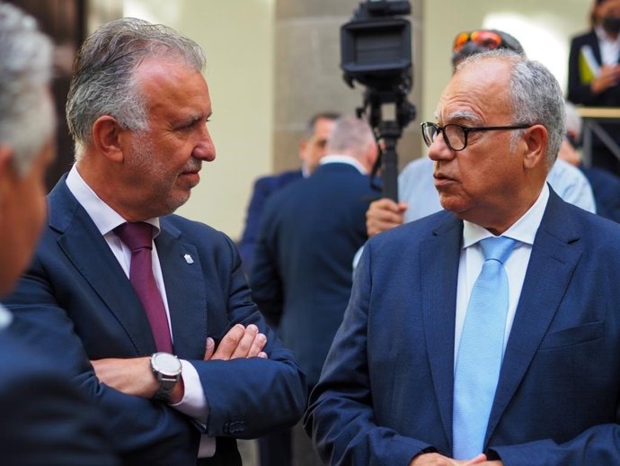 Ángel Vctor Torres con Casimiro Curbelo