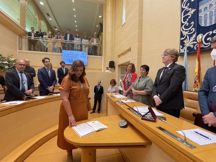 La hasta ahora concejal de Urbanismo y Patrimonio Histórico, Clara Matín, toma posesión del cargo de alcaldesa de Segovia.