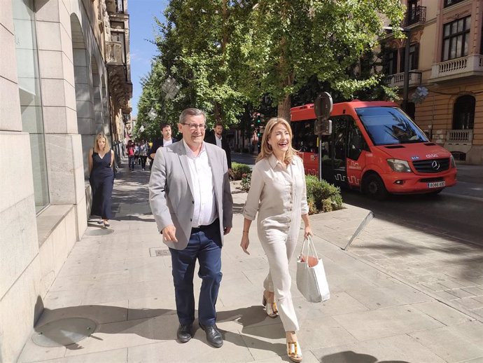 El secretario general del PSOE de Granada, José Entrena, y la ministra de Transportes, Raquel Sánchez, en su llegada a un acto con alcaldes y dirigentes socialistas en Granada