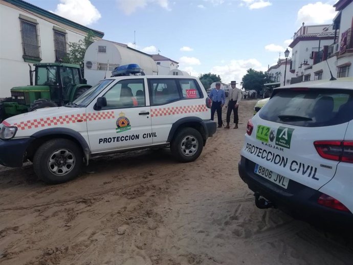 Vehículos de la Protección Civil en el marco del Plan Romero en la Aldea del Rocío.