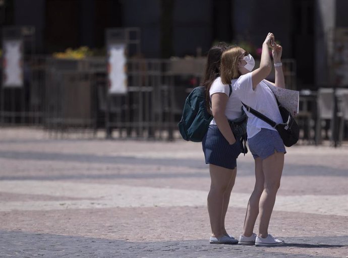 Archivo - Una pareja de turistas hace una fotografía durante el primer día en el que España permite la entrada de viajeros que vacunados contra la Covid-19 procedentes desde terceros países a la Unión Europea.