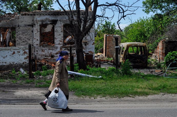 Una dona camina per una zona afectada pel conflicte a Ucrana, a Andríivka (Ucrana)  