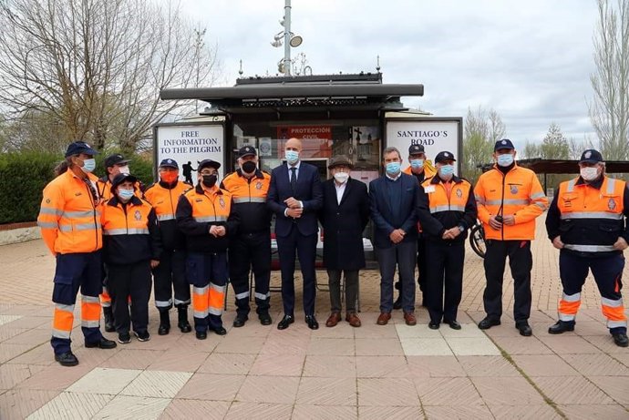 El alcalde de León, José Antonio Díez Díaz (c), junto a miembros de Protección Civil en el punto de informaicón del Peregrino.
