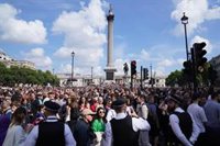La Policía británica realiza una detonación controlada en Trafalgar Square antes del desfile del jubileo real