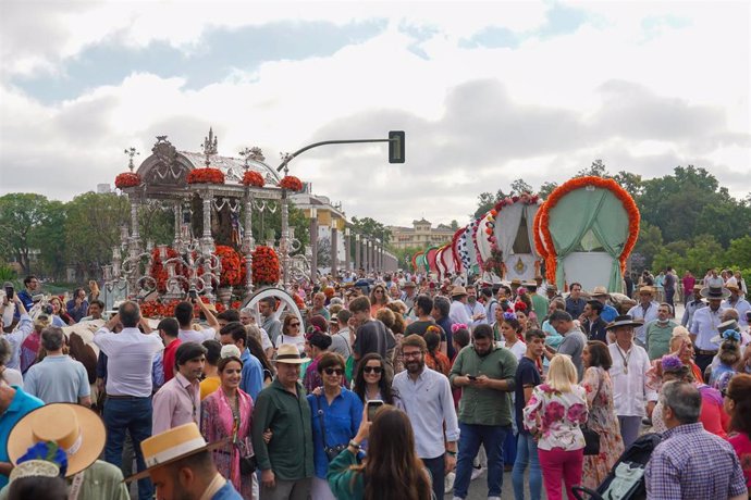 El simpecado de la Hermandad de Sevilla por el puente de San Telmo, iniciando su  peregrinación a la aldea de El Rocío a 01 de junio del 2022 en Sevilla (Andalucía, España). 