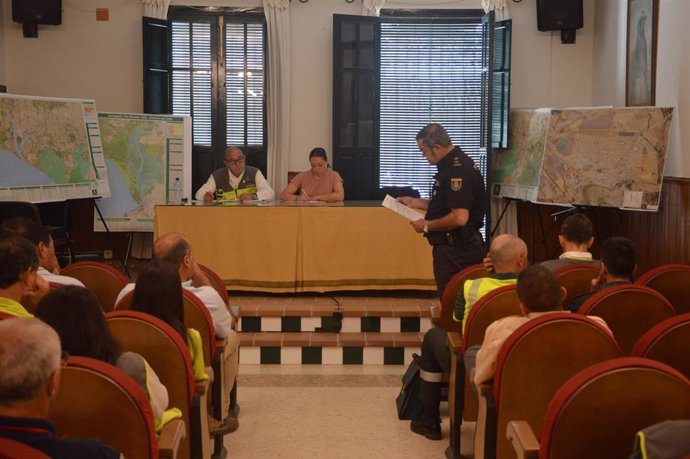 La directora del Plan Aldea en una reunión con técnicos.