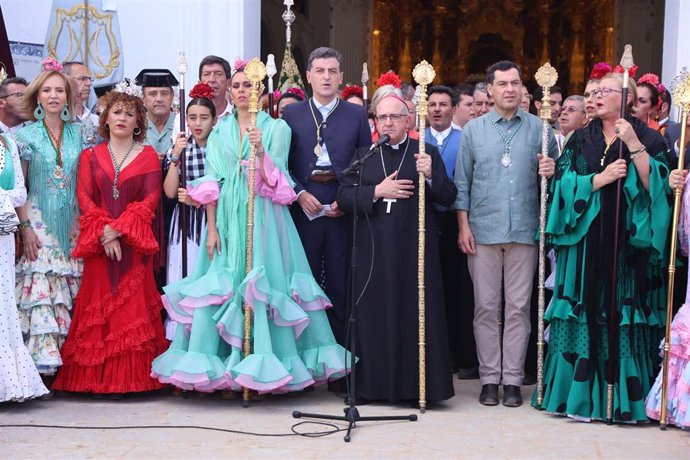 El presidente de la Junta, Juanma Moreno, en la ermita de la Virgen del Rocío, sostiene la vara de hermano mayor de la Hermandad Matriz de Almonte. A 4 de junio de 2022 en la aldea de El Rocío, Huelva, Andalucía, España.