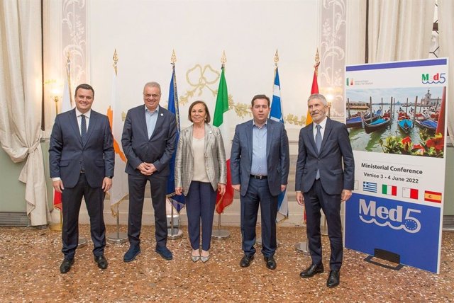 El ministro del Interior, Fernando Grande-Marlaska, junto a sus homólogos de España, Italia, Grecia, Chipre y Malta en la cumbre del Med5 en Venecia.