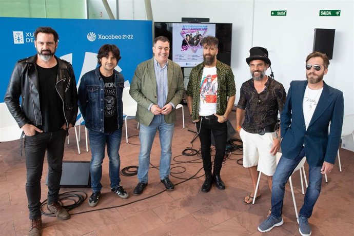 El conselleiro de Cultura, Educación, FP e Universidades, Román Rodríguez, presentar junto a Heredeiros da Crus la gira de su 30 aniversario.