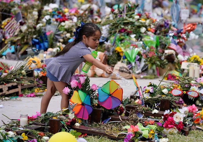 Una niña en el memorial para las víctimas de la masacre del colegio Robb de Uvalde, Texas