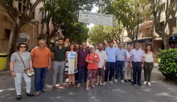 Los regidores Ramon Perpiny, Neus Truyol, y Lloren Carrió, el presidente del Asociación de Vecinos de Santa Pagesa, Enrique Aguilar y el director general de residuos del Govern, Sebasti Sansó, en la Diada del Medio Ambiente de Blanquerna