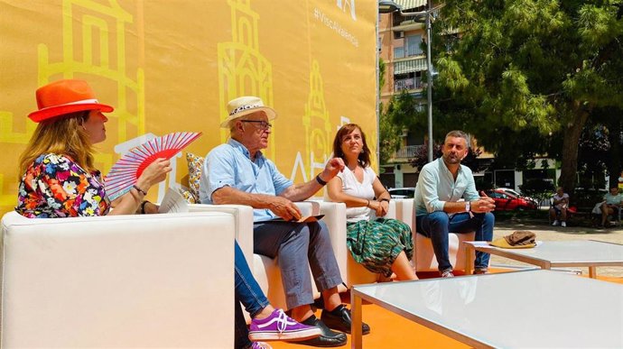 El alcalde de Valncia, Joan Ribó, en un encuentro público con el vecindario del barrio de Torrefiel