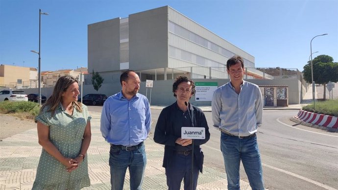 Los candidatos del PP al Parlamento Andaluz Pablo Venzal, Ramón Herrera y Juan José Salvador, junto a la portavoz del PP en Viator, María del Mar López, ante el nuevo colegio de Viator