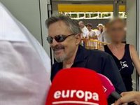 Miguel Bosé, surrealista reaparición en la Feria del libro: gritos, besos, regalos y... ¿escoltas?