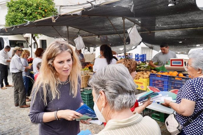 La candidata del PP por Cádiz Ana Mestre, en un paseo electoral en Alcalá de los Gazules