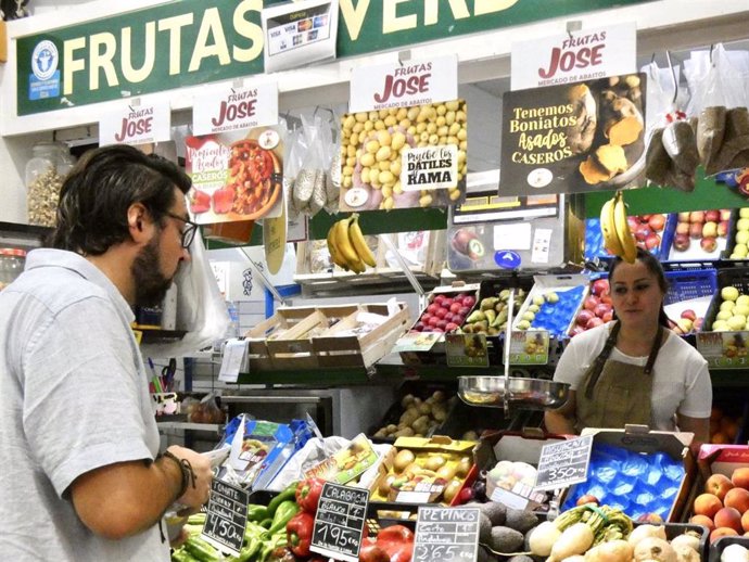 El candidato número 2 de Por Andalucía en la provincia de Sevilla y concejal de Podemos Écija, Mario Perea, en el mercado de abasto de la localidad.