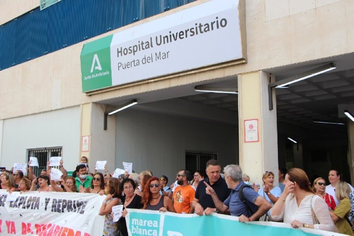 Concentración de apoyo a las limpiadoras hospitalarias a las puertas del Puerta del Mar.