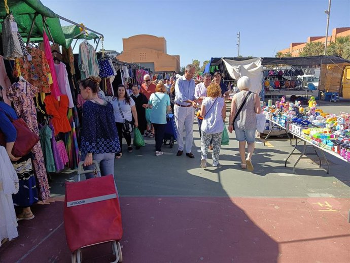 El candidato almeriense de Ciudadanos (Cs) al Parlamento de Andalucía, Vicente García, visita el mercadillo en La Vega de Acá.