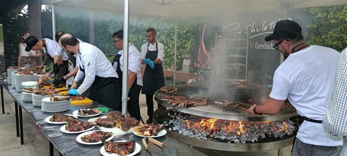 Más de 300 personas aprenden a asar en 'La Gran Fiesta del Chuletón' en las bodegas Marques de Riscal (Álava)