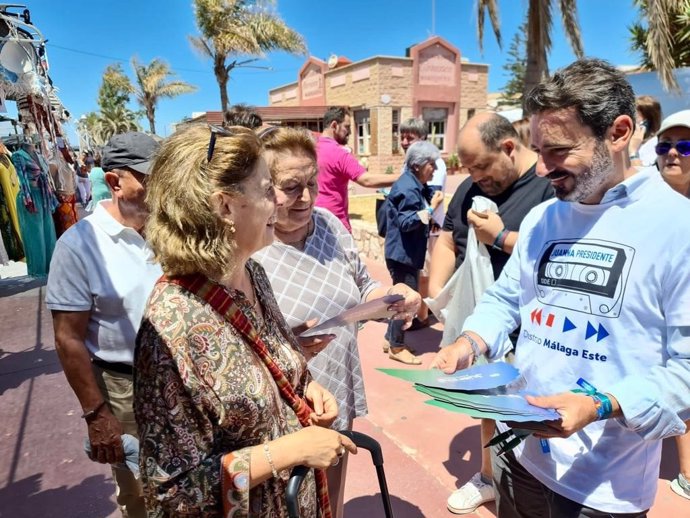 José Ramón Carmona, coordinador general de campaña del PP de Málaga, en una visita a El Palo