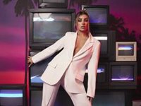 Paula Cendejas y su traje de chaqueta blanco, de Lefties, que te hará brillar este verano