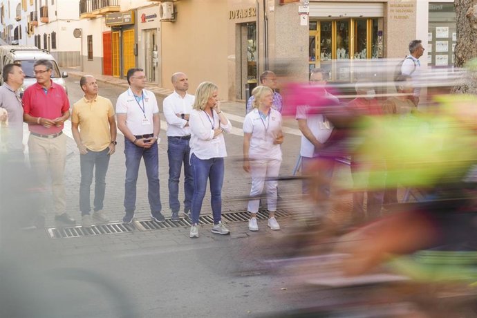 Los diputados provinciales José Antonio García y María Luisa Cruz participan en la salida de la prueba ciclista La Indomable de Berja