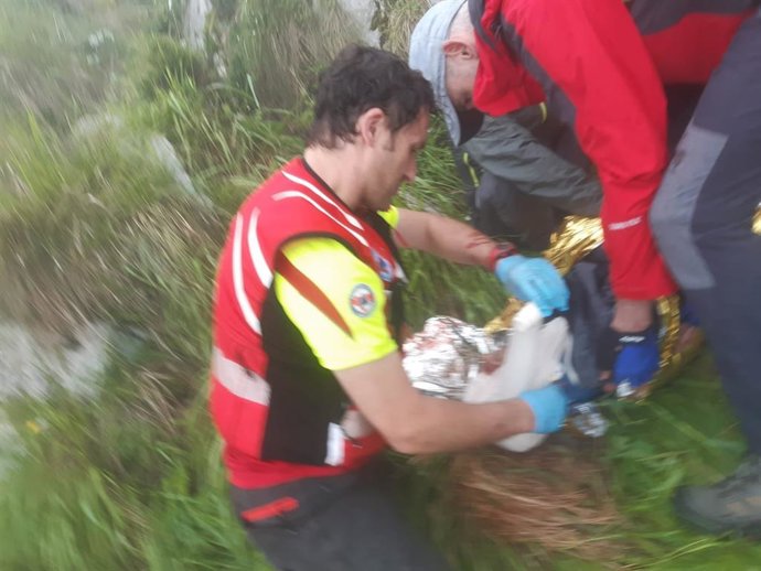 Atención a un senderista herido