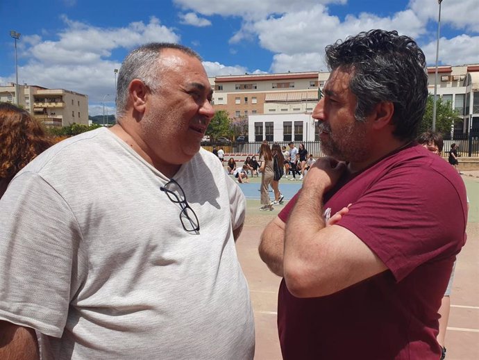 El número dos de Adelante Andalucía por Córdoba al Parlamento andaluz, Rafael del Castillo, y el director del IES 'Grupo Cántico', Rafael González