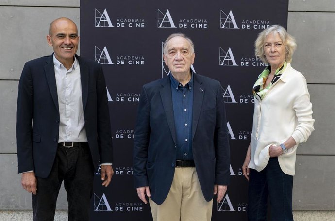 (I-D) El productor, Rafael Portela; el director y crítico de cine, Fernando Méndez-Leite, y la actriz, Susi Sánchez; posan antes de explicar su programa y su visión de gestión de la Academia, en la Academia de Cine, a 12 de mayo de 2022, en Madrid (Espa