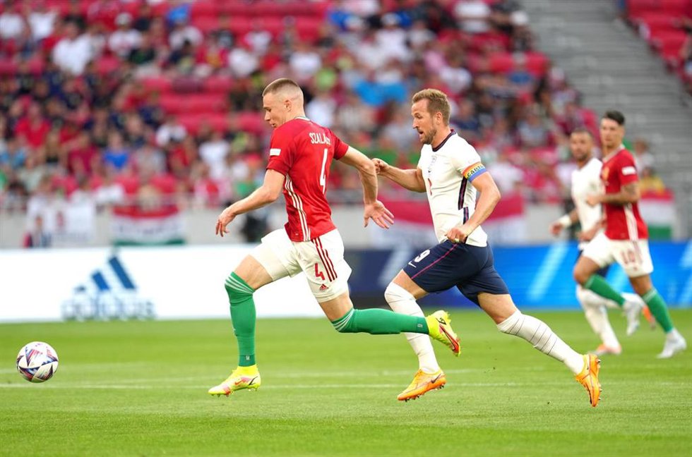 Attila Szalai conduce el balón ante Harry Kane en el Hungría-Inglaterra que se disputa en el Puskas Arena
