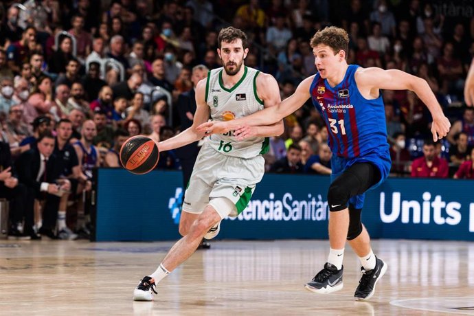 El jugador del Juventut Guillem Vives en acción ante el jugador del Bara Rokas Jokubaitis