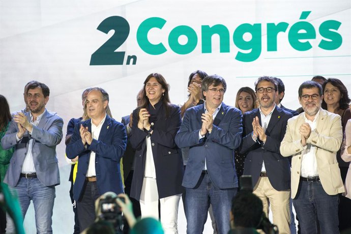 La nova presidenta de Junts, Laura Borrs, i el nou secretari general del partit, Jordi Turull, amb l'expresident de la Generalitat Carles Puigdemont al congrés que el partit celebra en Argels-sud-Mer (Frana)