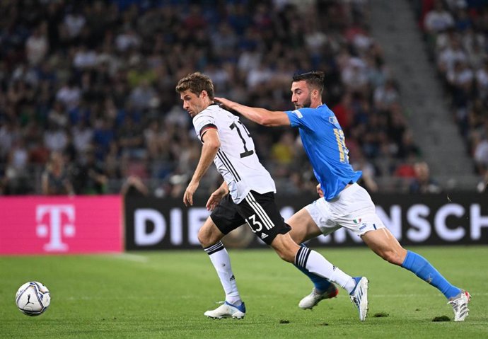 Thomas Muellerse libra de Bryan Cristante en el Italia-Alemania de la Liga de Naciones