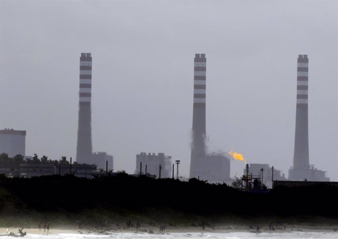 Archivo - Una refinería en Puerto Cabello, Venezuela