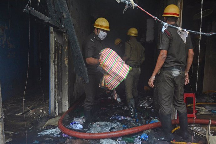 Bomberos en una operación tras un incendio en una fábrica (ARCHIVO)