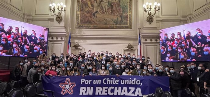 Militantes de Renovación Nacional muestran una pancarta confirmando su rechazo a la nueva Constitución de Chile.