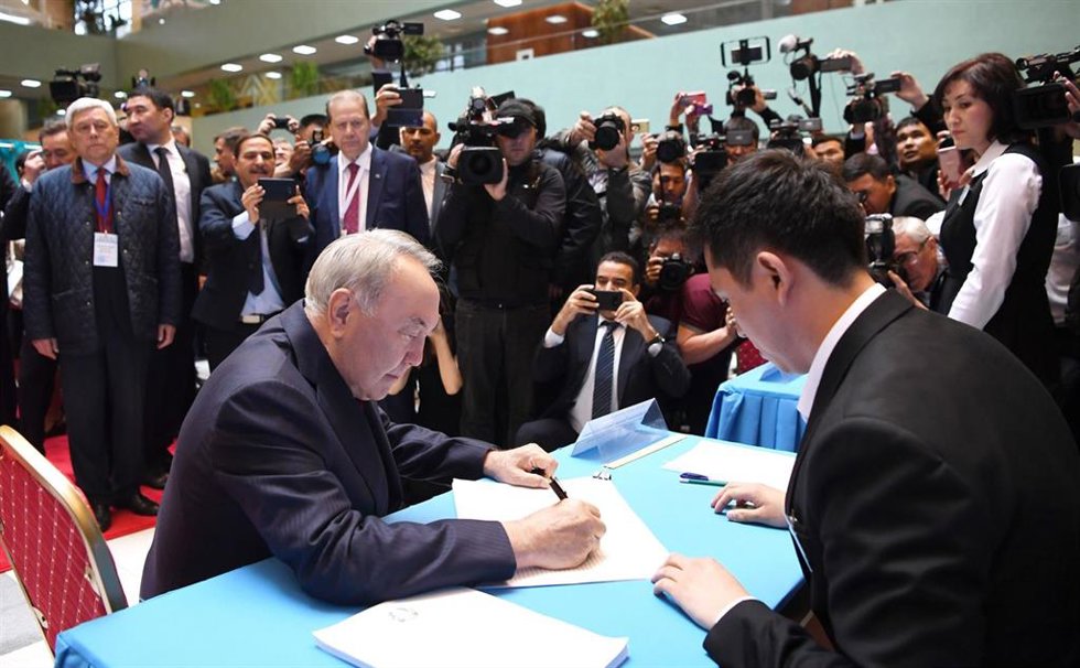 Archivo - El expresidente de Kazajistán Nursultan Nazarbayev se registra para emitir su voto durante las elecciones presidenciales kazajas (ARCHIVO)