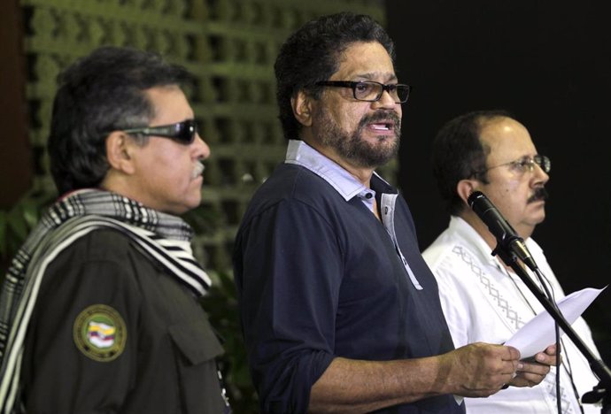 Archivo - El jefe negociador de las Fuerzas Armadas Revolucionarias de Colombia, Iván Márquez (al centro en la imagen), durante los diálogos de paz con el Gobierno colombiano en La Habana, ago 28 2013. 