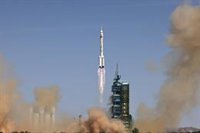 China lanza con éxito al espacio la nave Shenzhou-14 con tres tripulantes a bordo