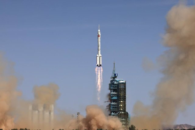 El Shenzhou 13 despegando este domingo