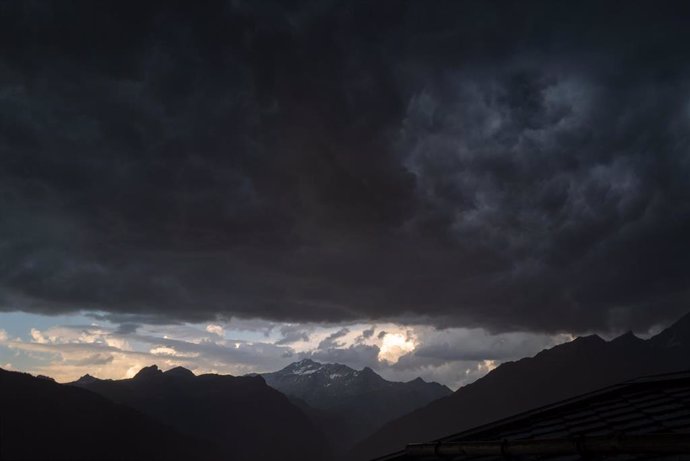 Imagen de archivo de una tormenta sobre Courchevel, Francia