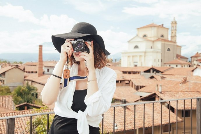 Archivo - Viajera haciendo fotografías