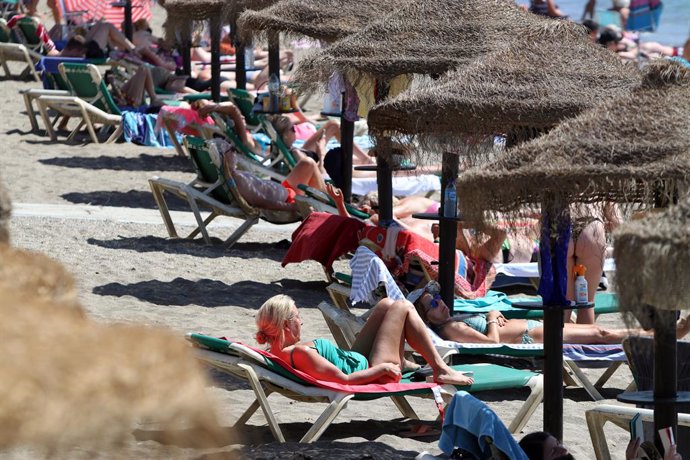 Archivo - Bañistas y turistas disfrutan de un día en la playa de La Malagueta, en Málaga (Andalucía)