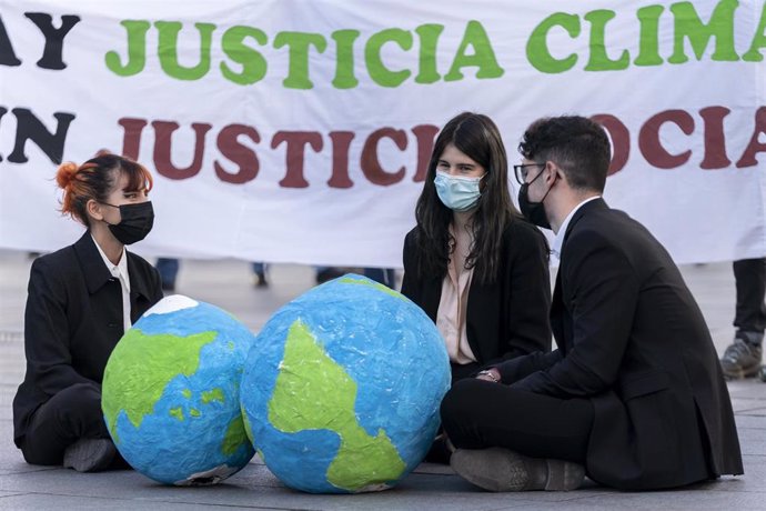 Archivo - Varios personas participan en una concentración bajo el lema No habrá justicia climática sin justicia social en Callao, a 21 de octubre de 2021, en Madrid, (España).