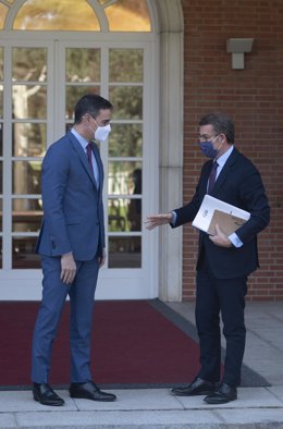 Archivo - El presidente del Gobierno, Pedro Sánchez , recibe al presidente nacional del PP, Alberto Núñez Feijóo, en La Moncloa, a 7 de abril de 2022, en Madrid (España)