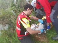 Cinco horas de porteo para rescatar a un senderista que cayó desde seis metros en el Pico San Vicente