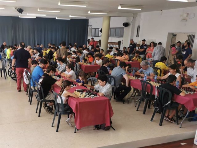 Jugadores del I Memorial de Ajedrez Padre Mondéjar, celebrado en el Colegio San José de Málaga capital