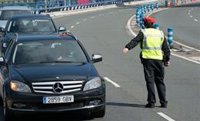 Policía municipal de Bilbao pone en marcha una campaña para prevenir distracciones al volante por el uso del móvil o GPS