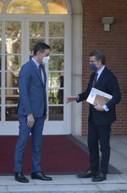 Archivo - El presidente del Gobierno, Pedro Sánchez (i), recibe al presidente nacional del PP, Alberto Núñez Feijóo (d), en La Moncloa, a 7 de abril de 2022, en Madrid (España). Se trata de la primera reunión en el Palacio de la Moncloa tras el nombrami
